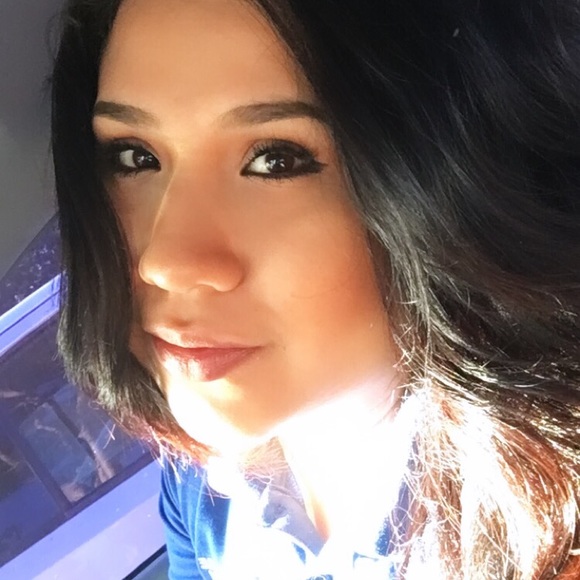 Meet your Posher, Cynthia - Picture 1 of 1